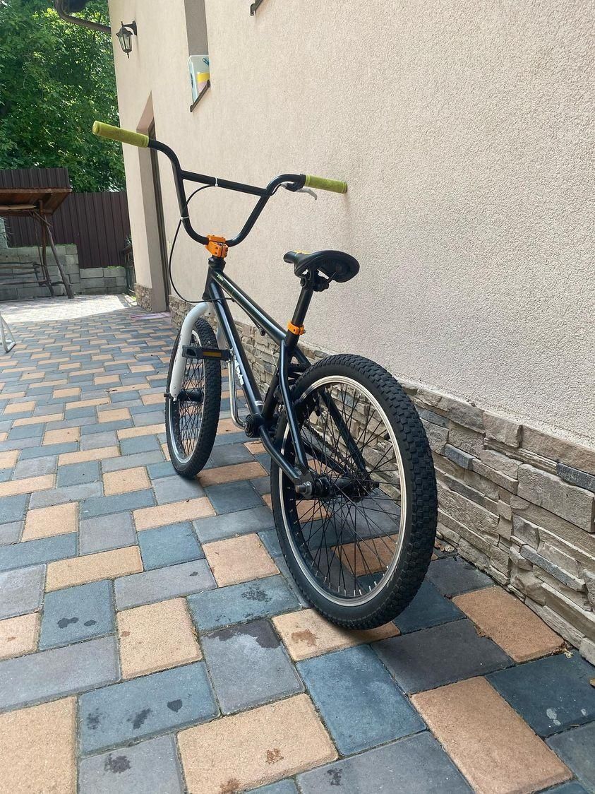 Vând bicicleta BMX