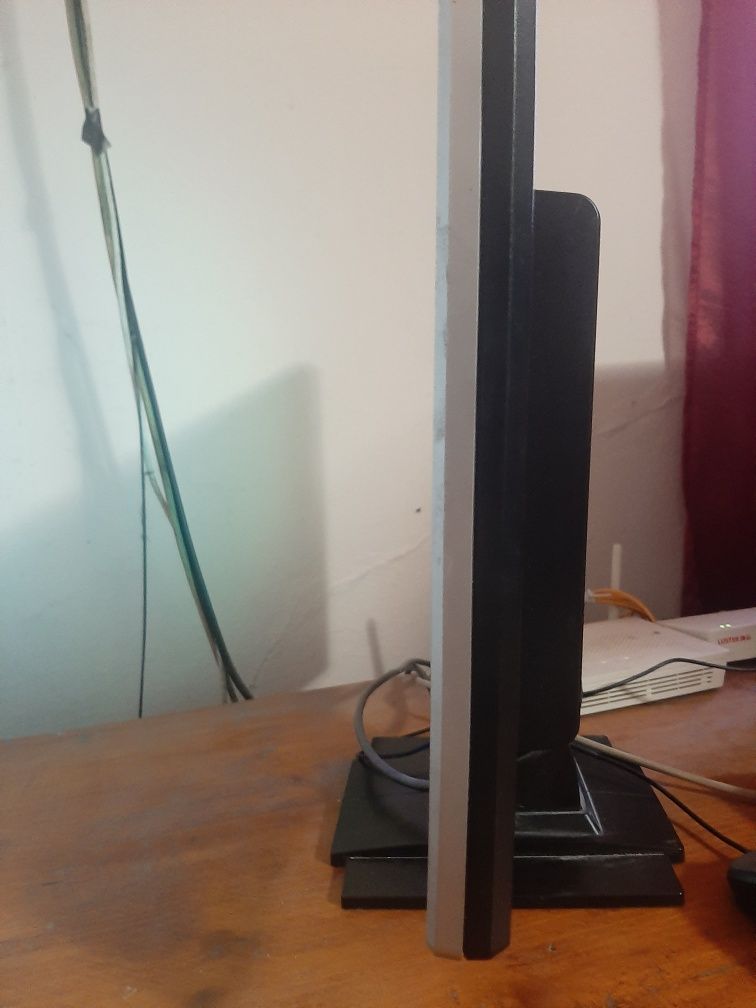 Vând monitor LCD