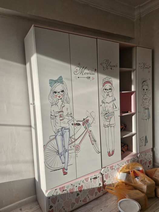 Шкаф в отличном состоянии много отделов.