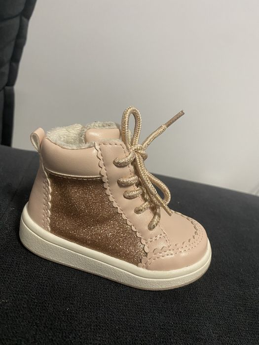 Ghetute imblanite fetita