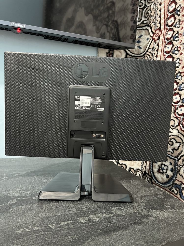Монитор LG диагональ 20 полный комплект с коробкой