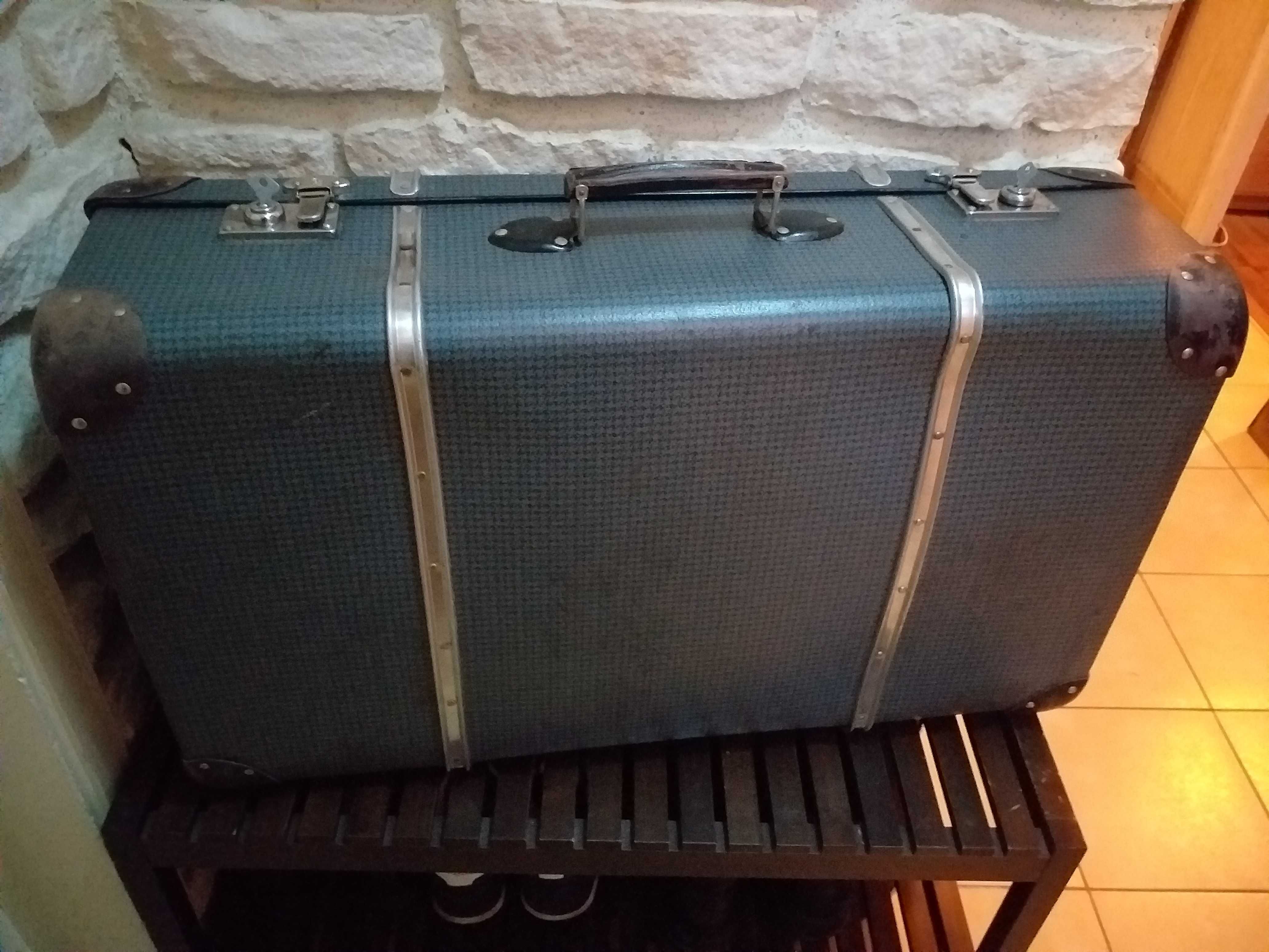 geamantan vintage, valiza veche bagaj recuzita cufar retro comunism