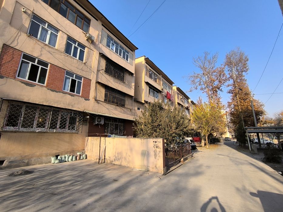 Продается квартира в центре города Янгиюля (Персидский).