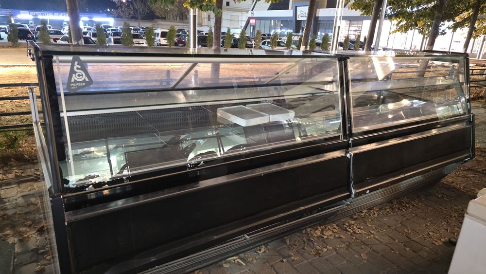 Витрина холодильник импортный в хорошем состоянии.