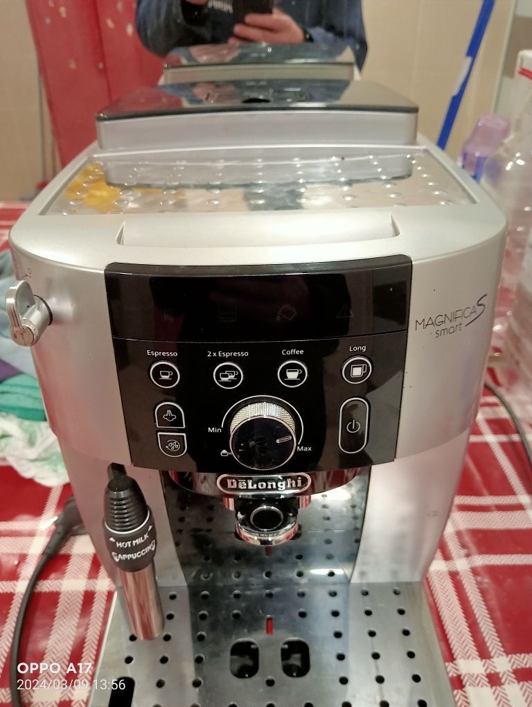 Expresor cafea DeLonghi in stare foarte bună doar pentru boabe