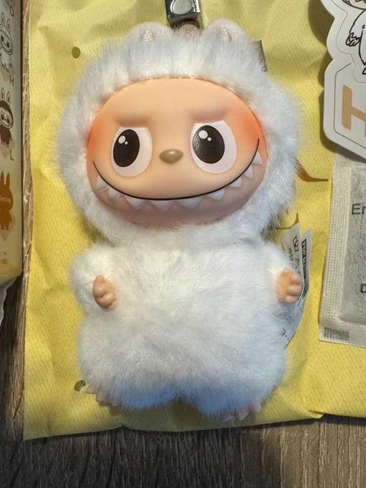 Оригинално labubu pin for love series 4 version 4 лабубу pop mart
