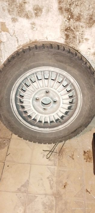 Продам комплект шин с дисками оригинал