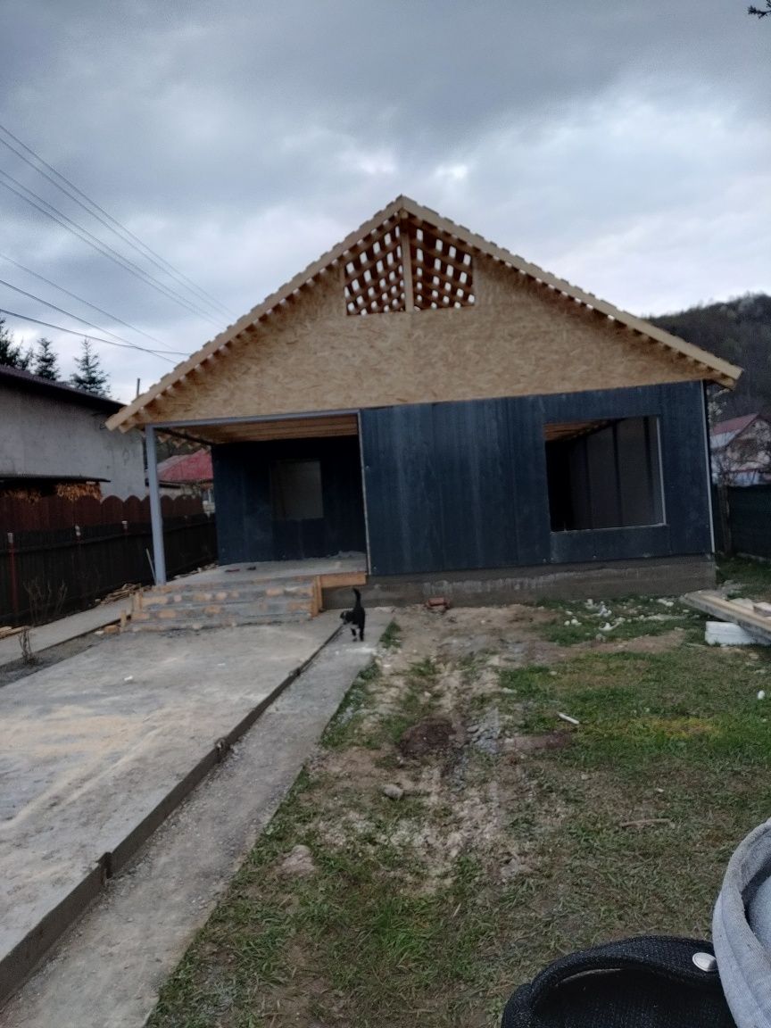 Executam case pe structură metalică.