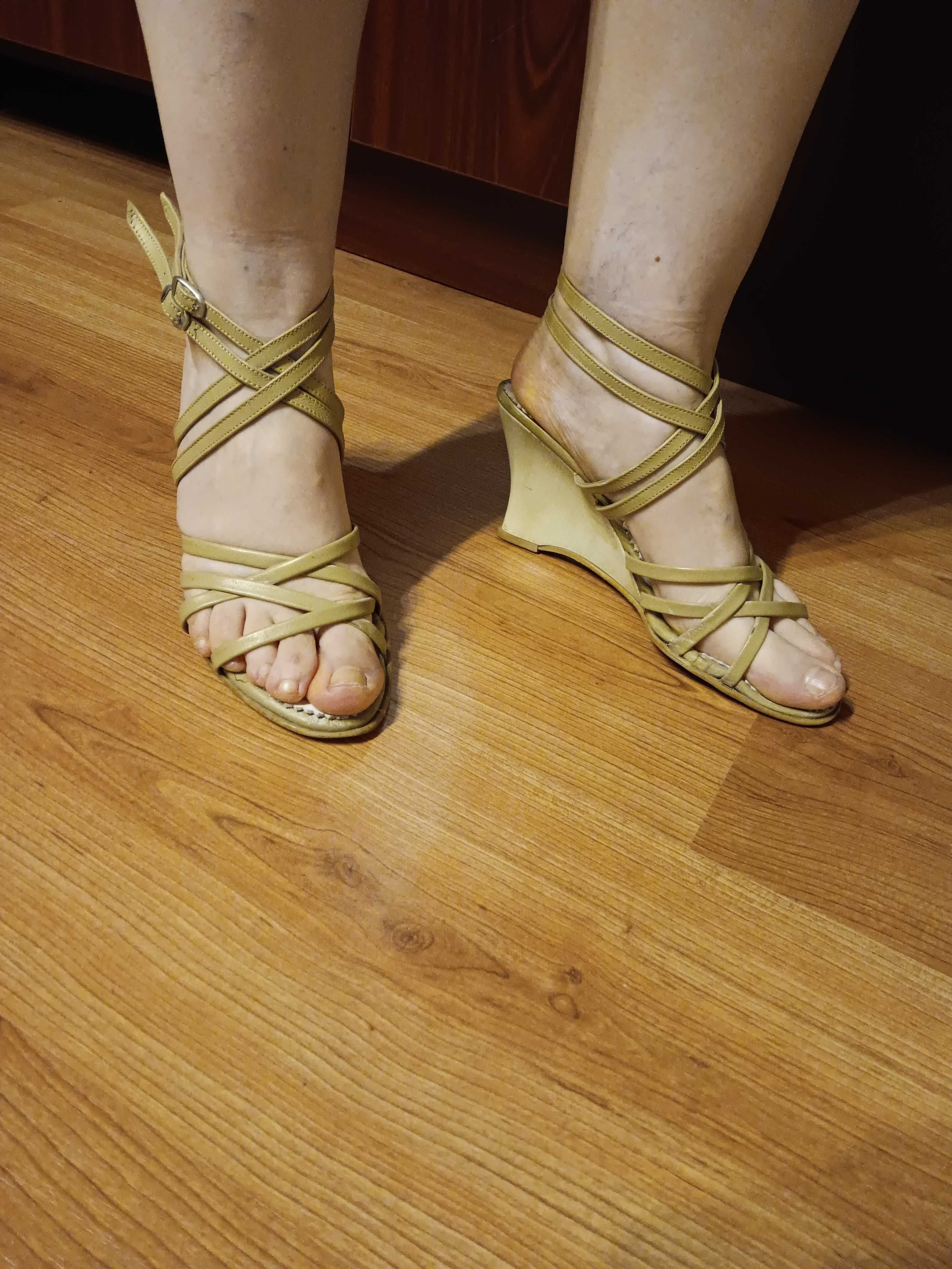 Vand sandale, cu platforma, nr. 38, crem, 120 lei, piele naturala
