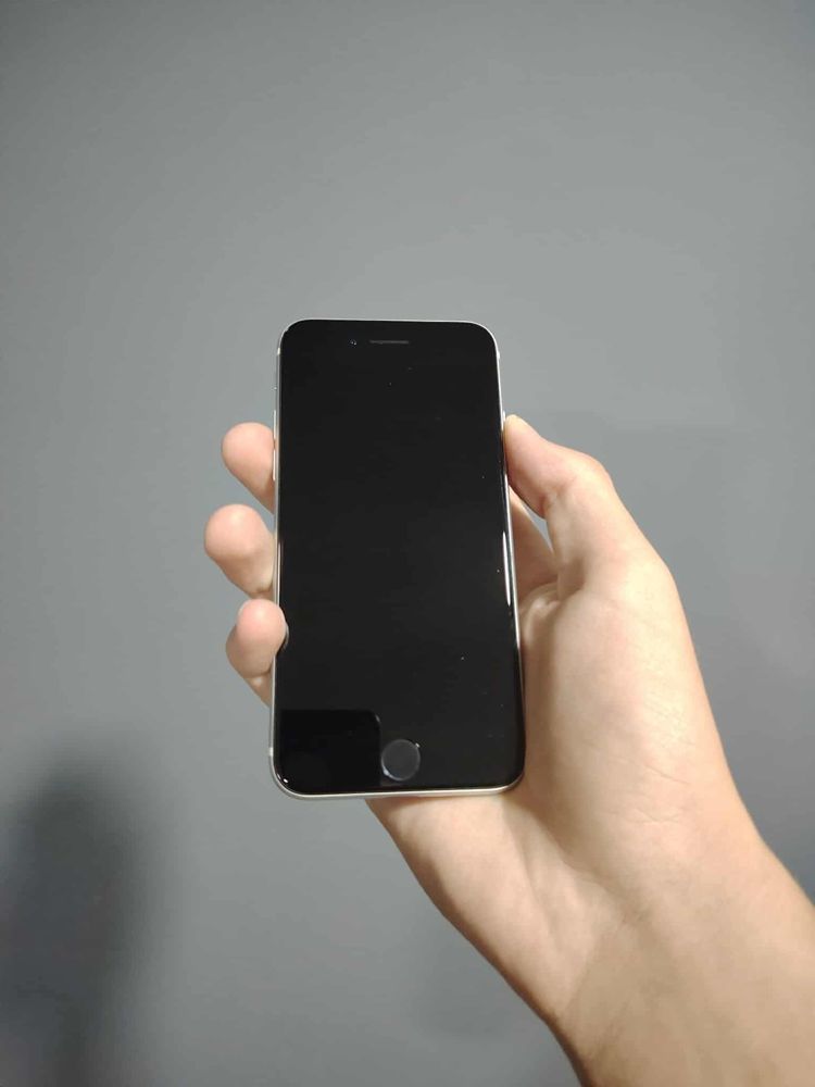Iphone se 2020 ЧИСТО НОВ!!!