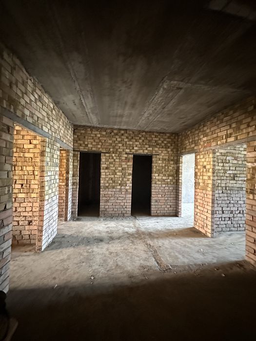 Коробка. 1100$ 1 кв.м Гагарина 2 этаж 4 хона 136кв сквозной