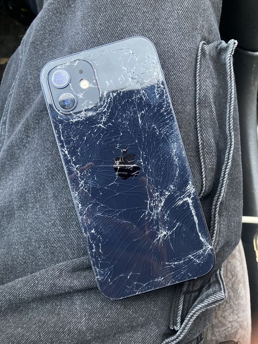 Продам iphone 12, с трещеной на задней части