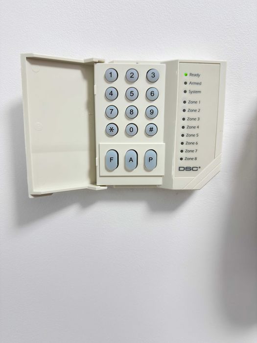centrala alarma cu 6 PIRi DSC P585