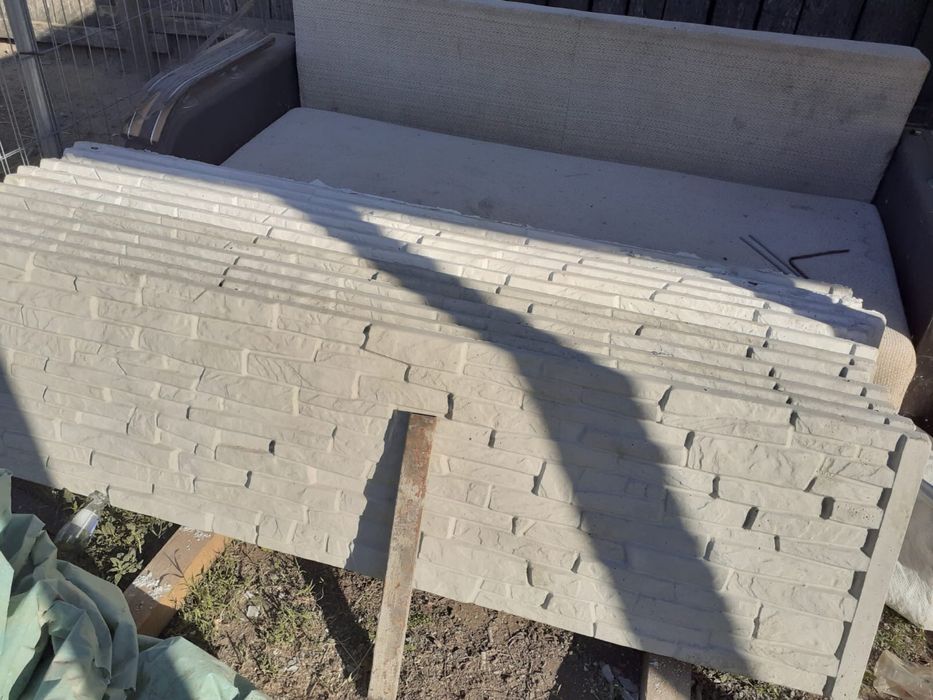 Cruci, cavouri, garduri din beton, monumente funerare