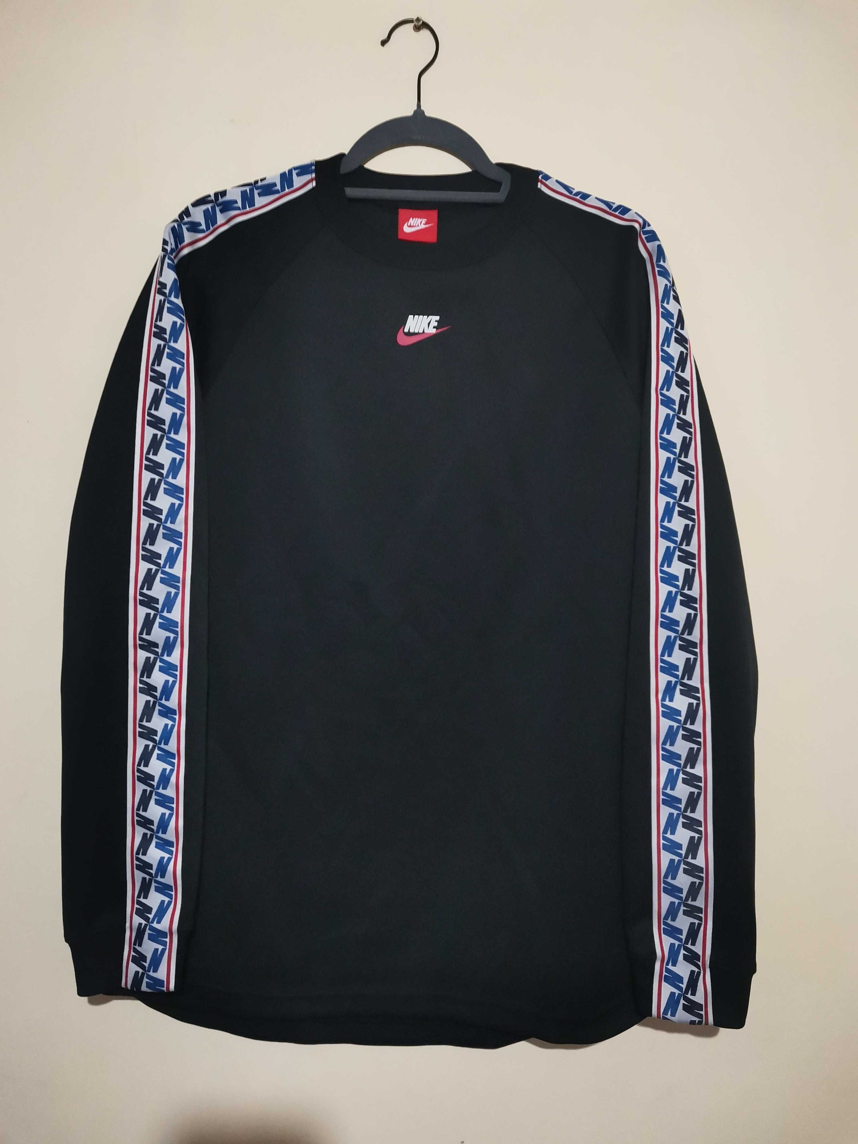 2 броя NIKE Sportswear Taped Longsleeve.