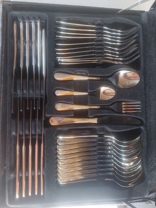 Set plosca și cana de vin/bere și set tacâmuri decorate cu aur 18k.