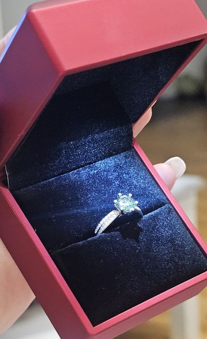 Cutie cu lumina/led pentru bijuterii