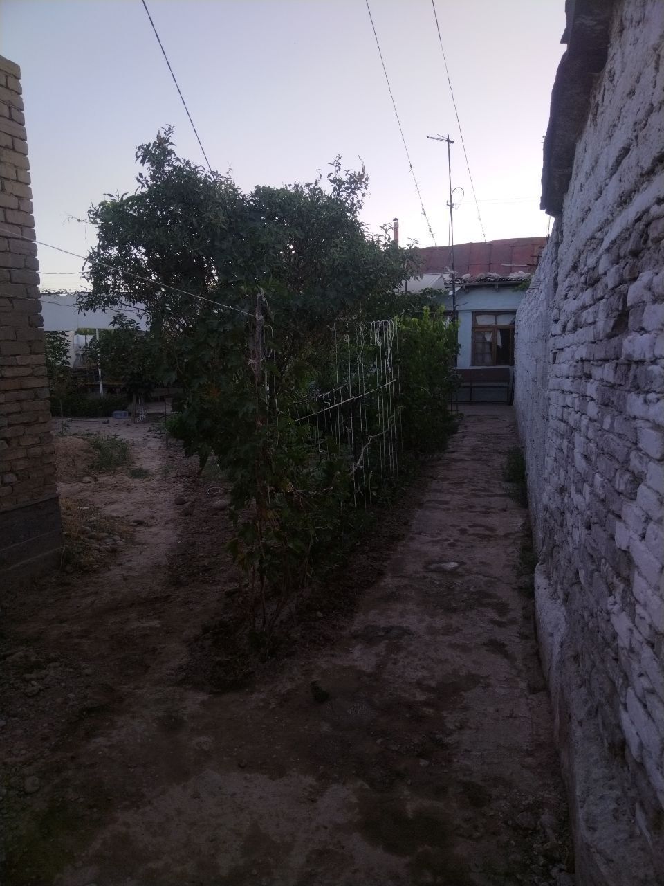 Hovli uy sotiladi