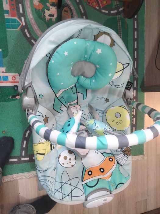 Balansoar pentru bebeluși cu sunete și vibrații