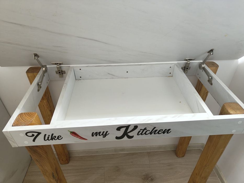 Masa cu compartiment secret