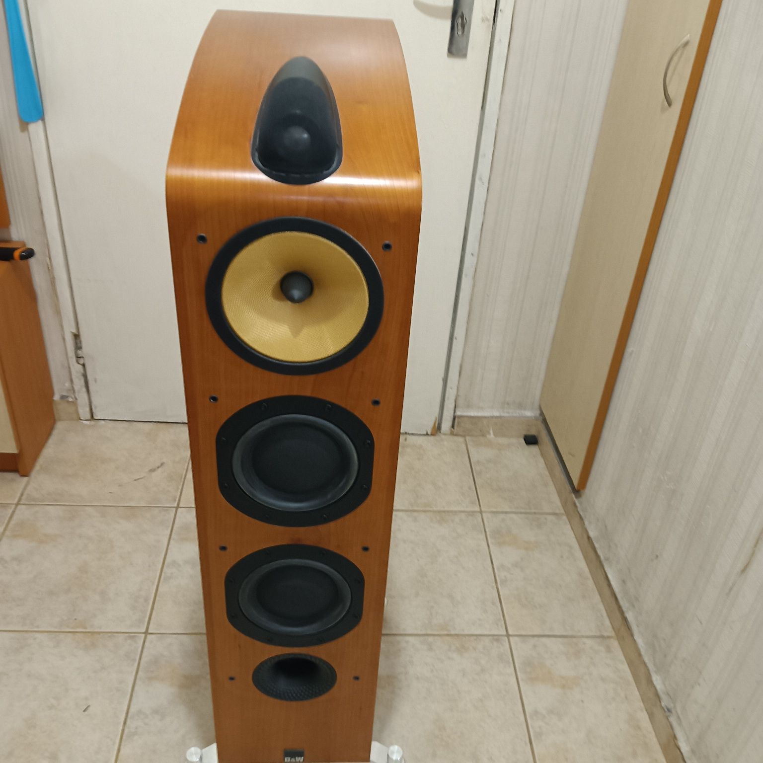 Продавам тонколони Bowers and Wilkins 703