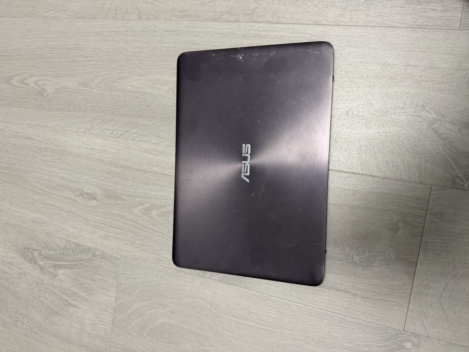 Leptop ASUS UX305C