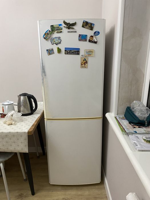Холодильник хороший б/у, работает