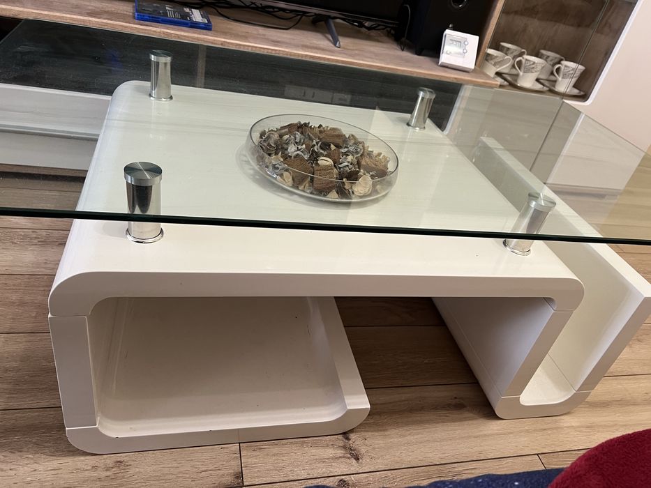 Холна маса, бял гланц и стъкло