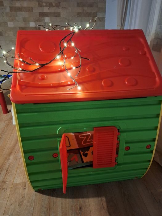 Vând căsuța copii