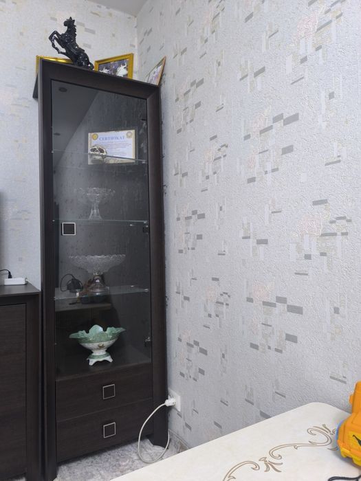 Витрина  шкаф. Полшаники. Холати жуда яхши.