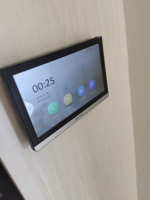 Hikvision монитор
