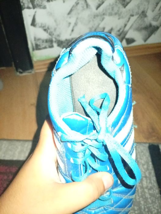 Vând ghete fotbal cu crampoane adidas