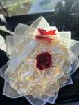 Buchete / aranjamente florale: trandafiri satin