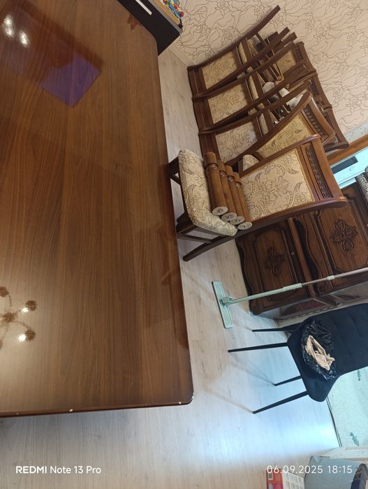 Стол и 8 шт стулья продаются, состояние отличное