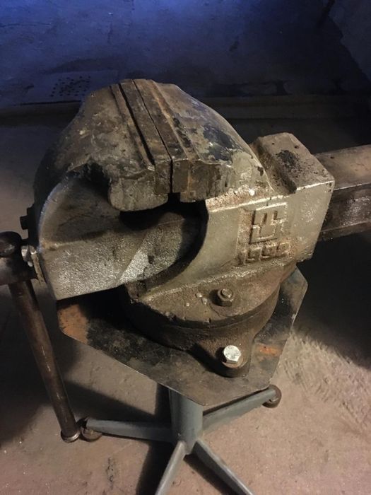 Продам тиски на фото