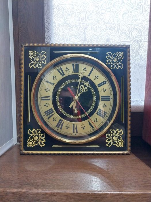 Продам Часы янтарь настеные