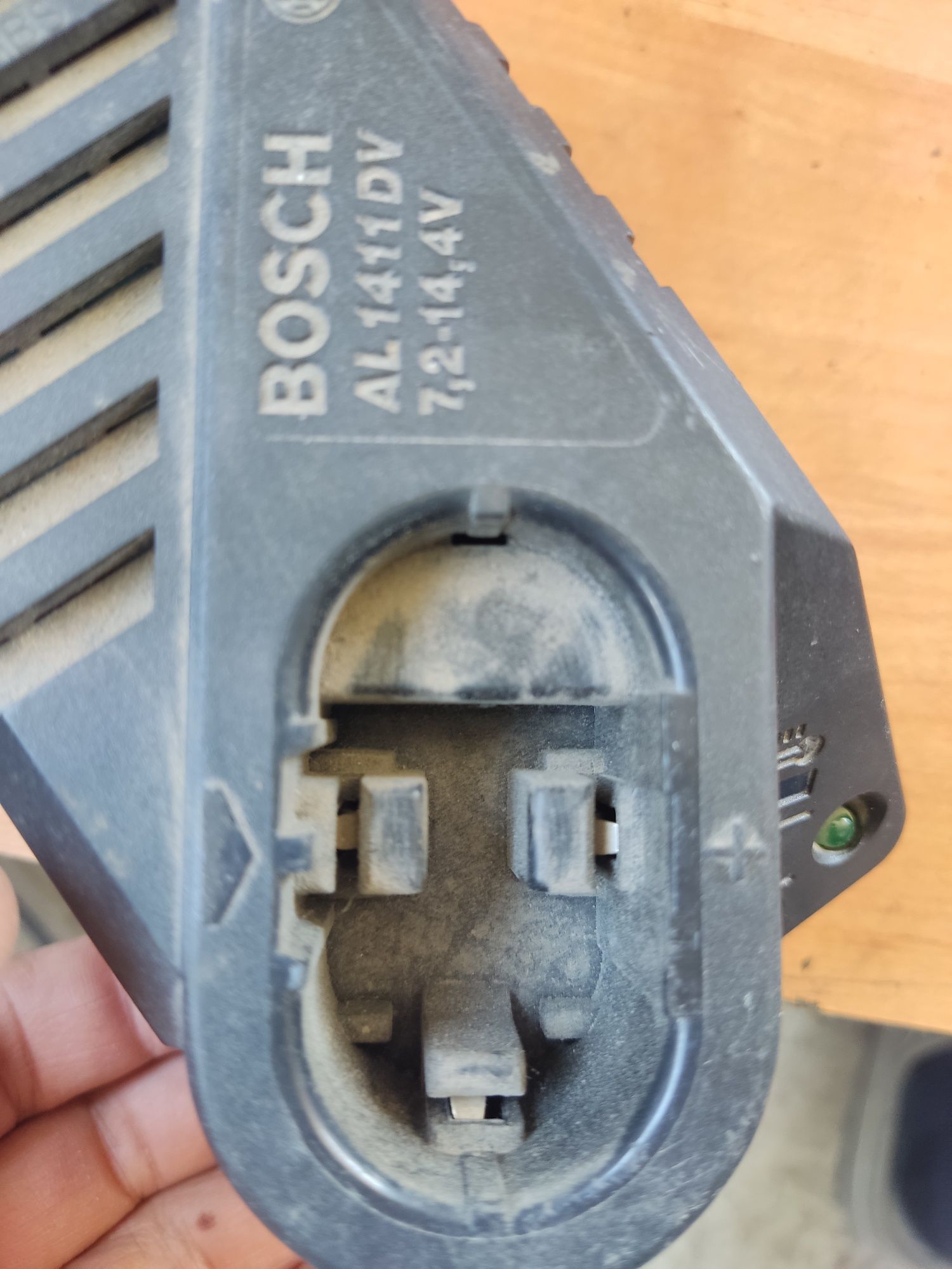Зарядное устройство для шуруповёрта Bosch