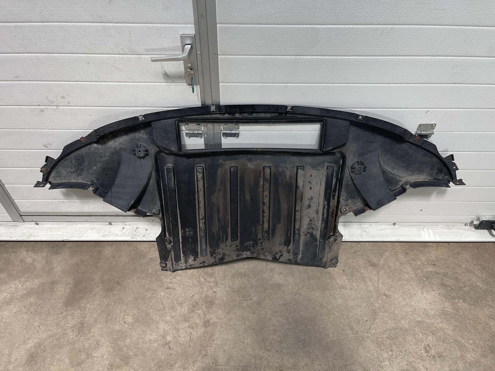 Кора под предна броня - двигател за bmw 5er m5 f10 - 8049956
