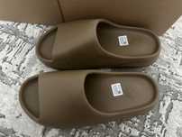 Slapi de vara in stil yzy slide maro