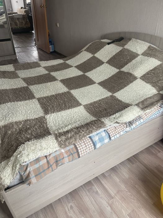 Продам двуспальную кровать с матрасом