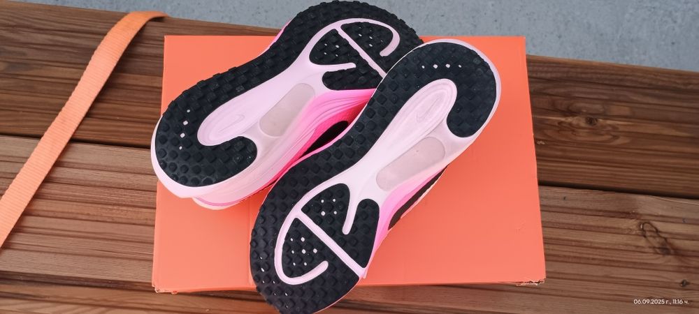 Маратонки NIKE W Revolution 8