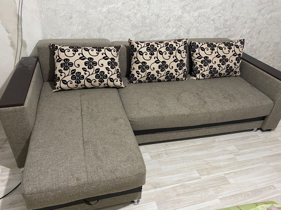 Продам диван среднем состоянии