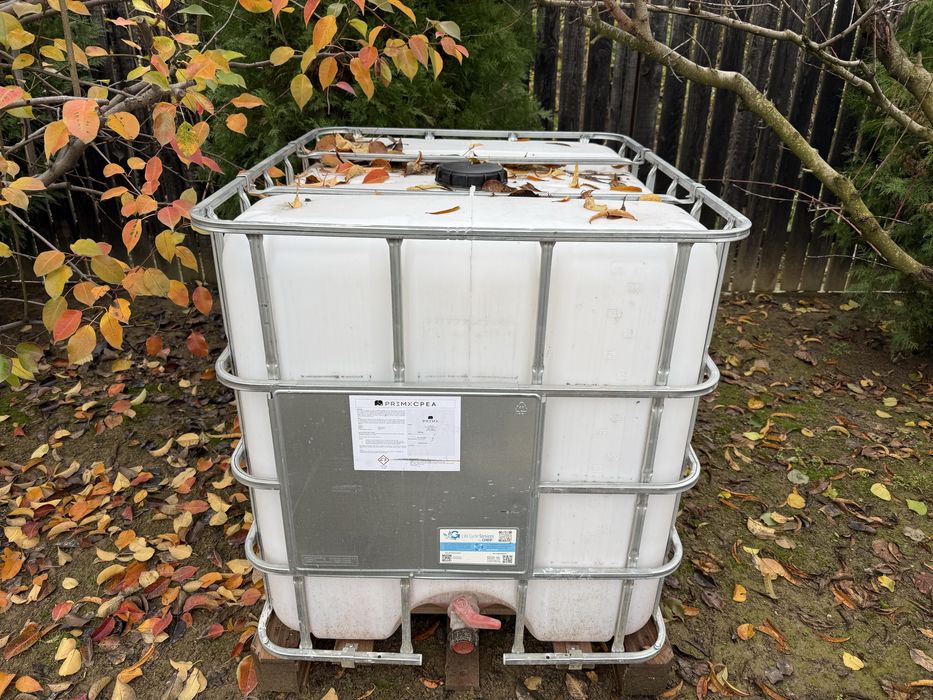 Vând Bazine plastic 1000L