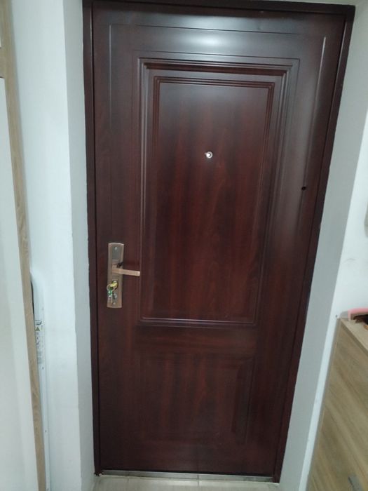 МЕТАЛНА ВРАТА 90Х197 СМ. Тъмно кафява.