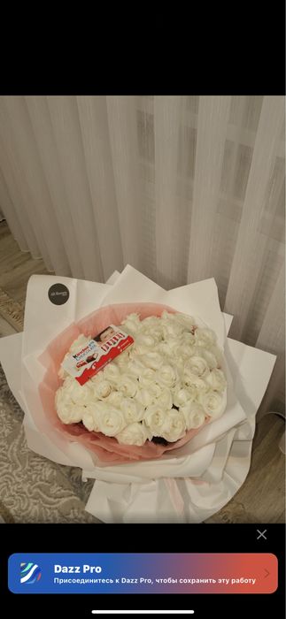 Розы белые 51 штук сегодня купленные  В подарок шоколад Киндер