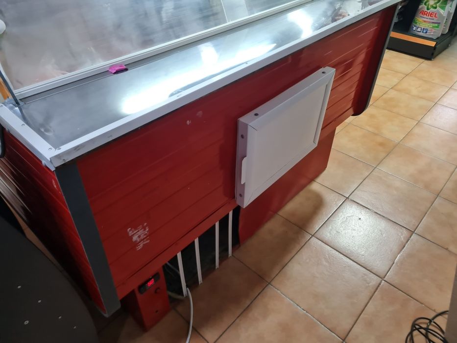 Vitrină frigorifică mezeluri