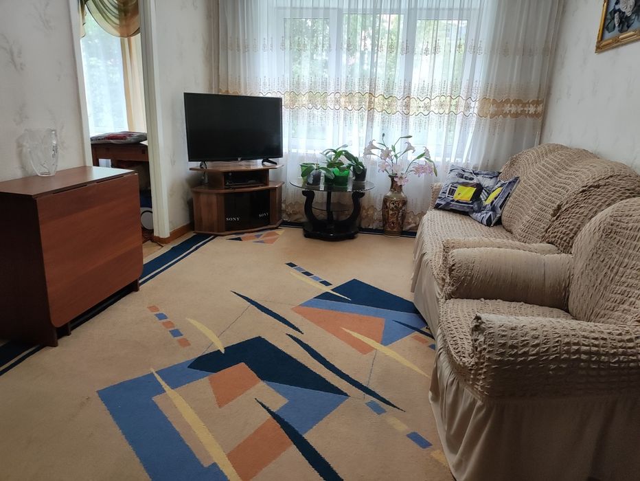 Продам 4 - х комнатную кквартиру в 4 микр - оне.
