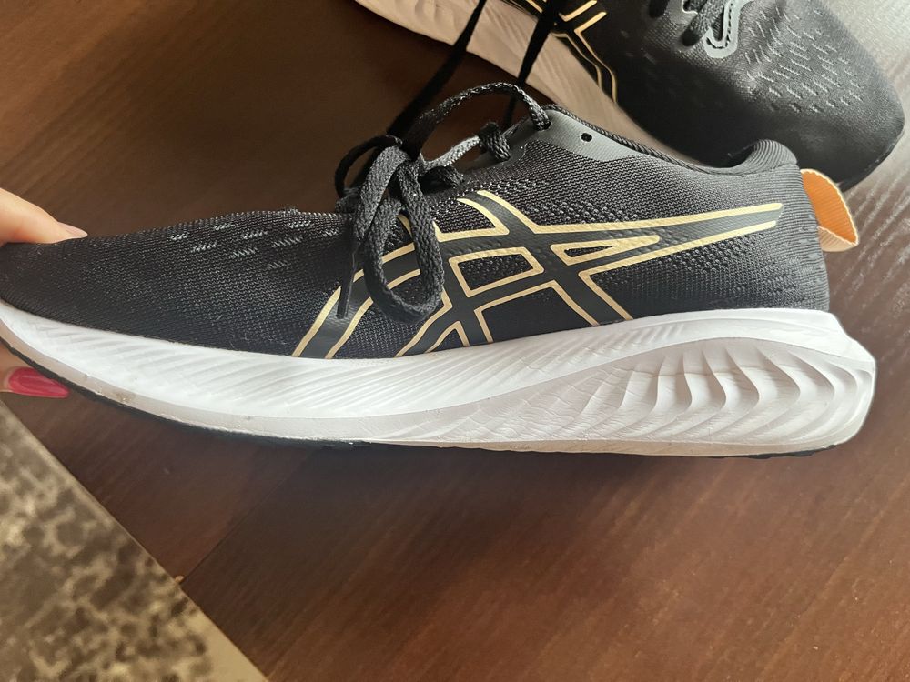 Дамски маратонки Asics 39 номер