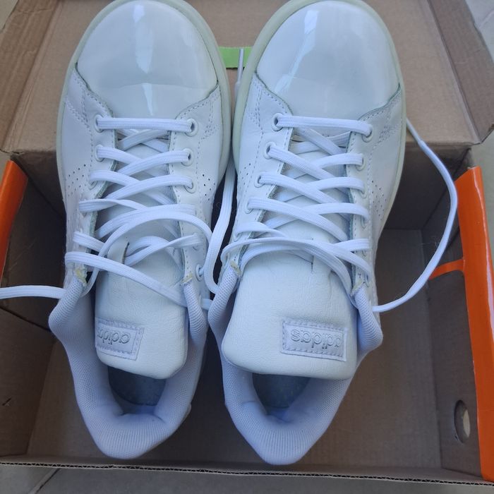 Дамски бели обувки на Adidas