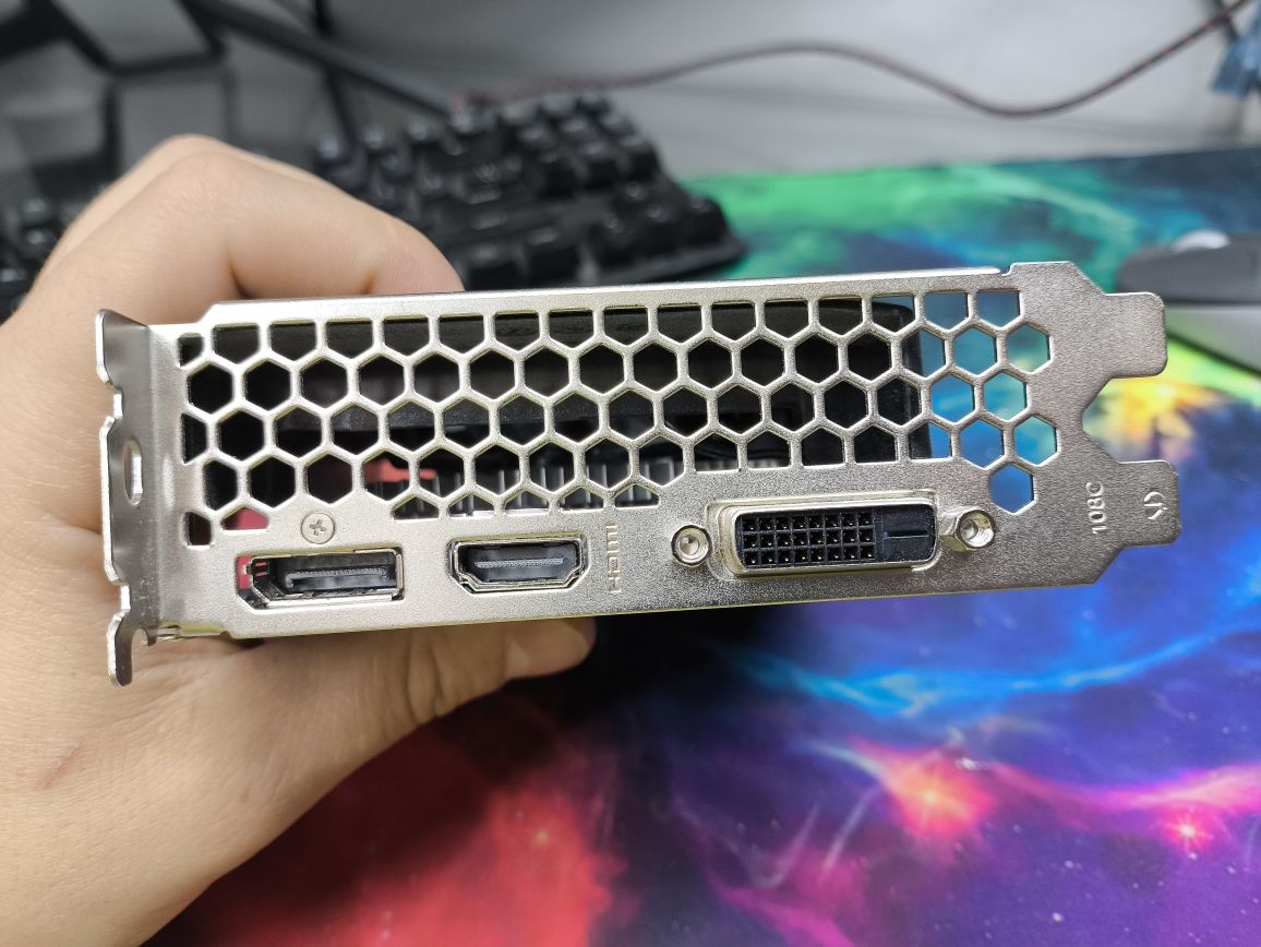 Игровая видеокарта Palit 1050Ti 4GB, тянет все на средних.